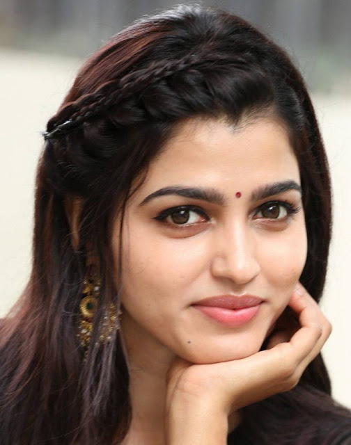 Actress Sai Dhanshika Closeup Smiling Photos 4
